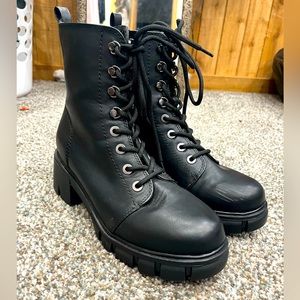 Black thick soled combat/moon like boots